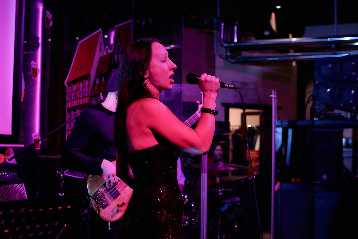 Александр Аладышев хорошо известен не только в нашем городе, но и далеко за его пределами как талантливый актер театра и кино, артист мюзикла. В его активе работа во Владимирском академическом театре драмы, московском драматическом театре под руководством Армена Джигарханяна, создание Театрального товарищества «Завод», который наделал немало шума в мире искусства. Но Александр куда больше, чем актер и режиссер. Еще он певец и композитор, основатель группы Love Rocket, у которой вчера состоялся концерт.